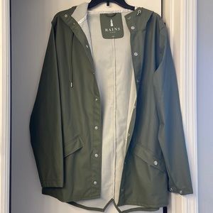 🔥SALE🔥RAINS unisex olive green hooded rain coat in size x small/small
